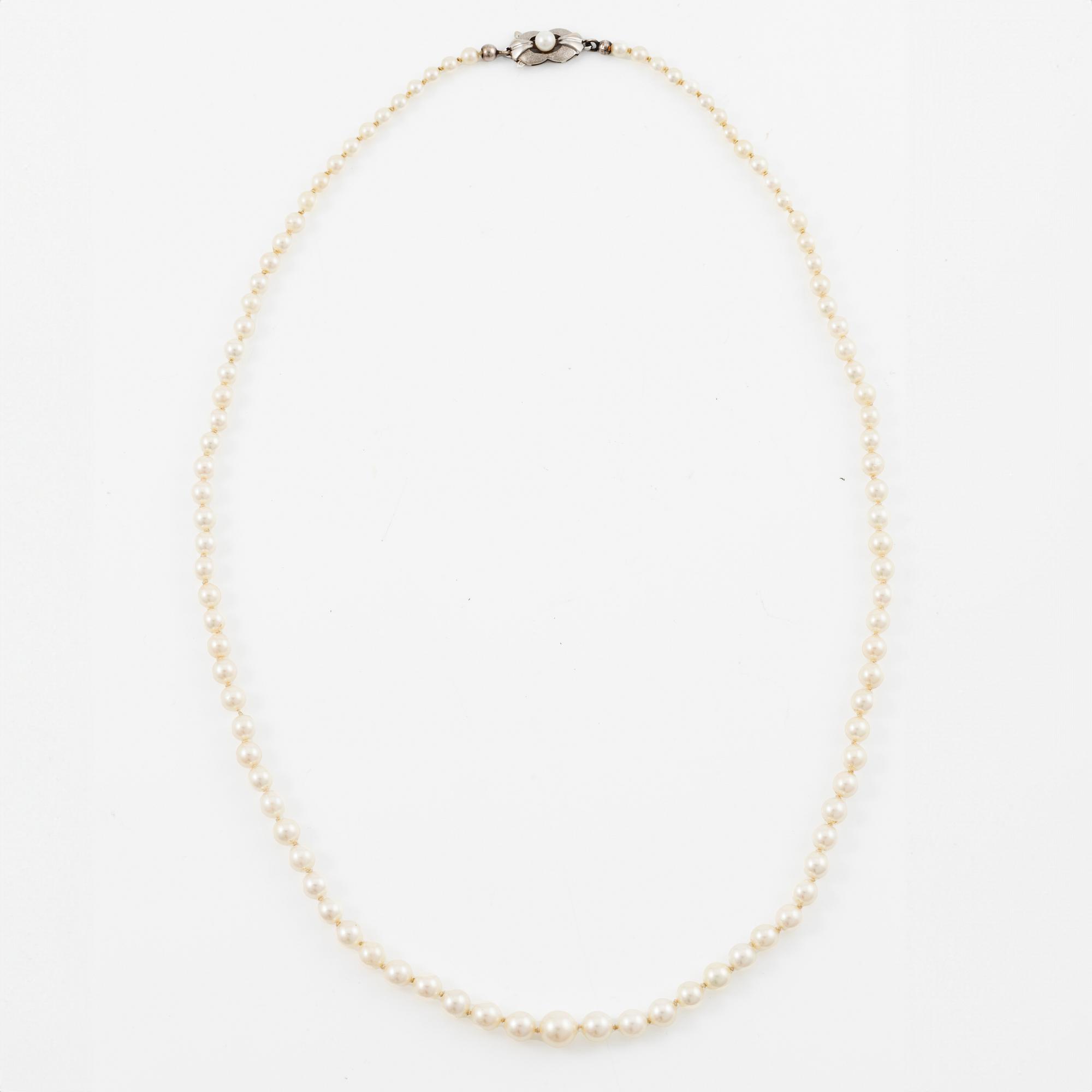 Necklace of cultured pearls with an 18K gold clasp and a cultured pearl.