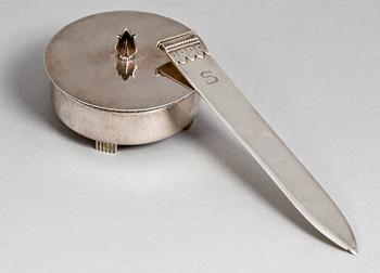 ASK MED LOCK samt BREVKNIV, silver. Atelier Borgila, Stockholm. 1928 resp 1931. Vikt 193 gr totalt.