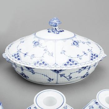SERVISDELAR, 84 stycken, porslin, Musselmalet, Royal Copenhagen.