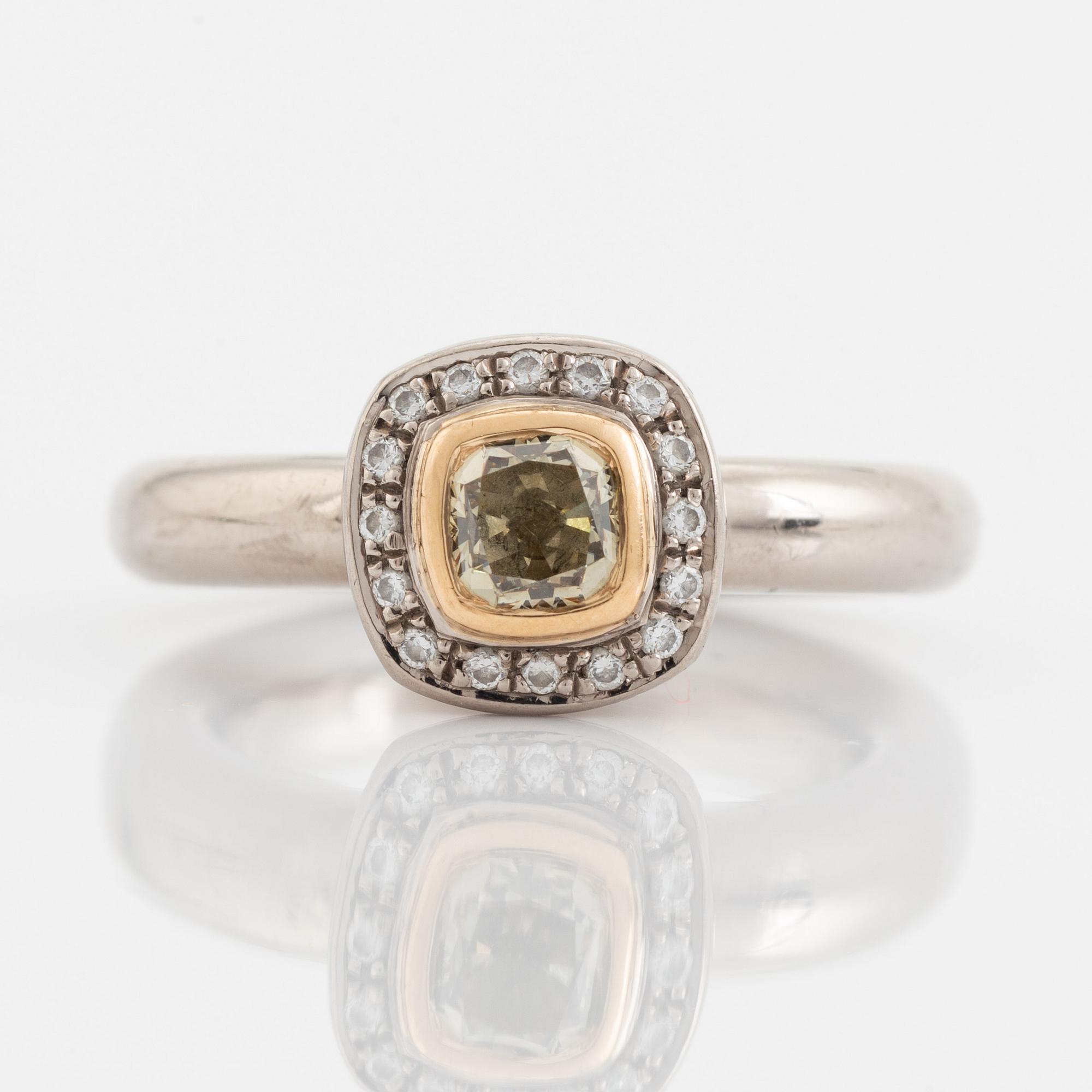 Ring, 18K vitguld med cushionformad fancy brown-yellow diamant samt briljantslipade diamanter.