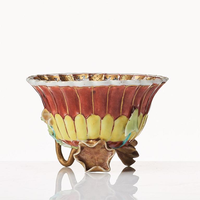 A lotus cup wiht stand and a small pot with cover, Qing dynasty, Qianlong (1736-95).