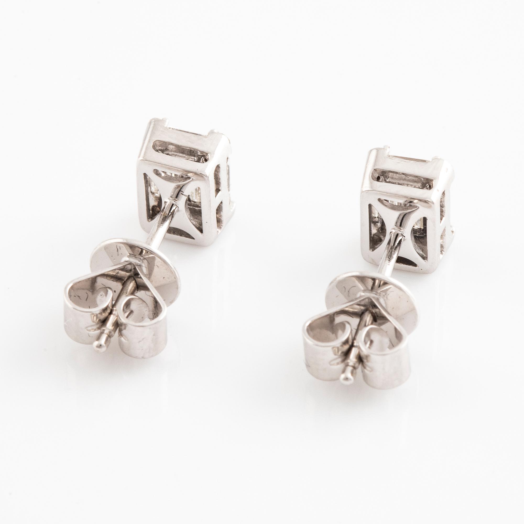 Örhängen med baguetteslipade  diamanter.