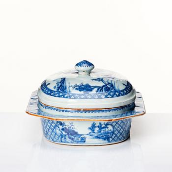 A blue and white vegetable tureen with cover, Qing dynasty, Qianlong (1736-95).