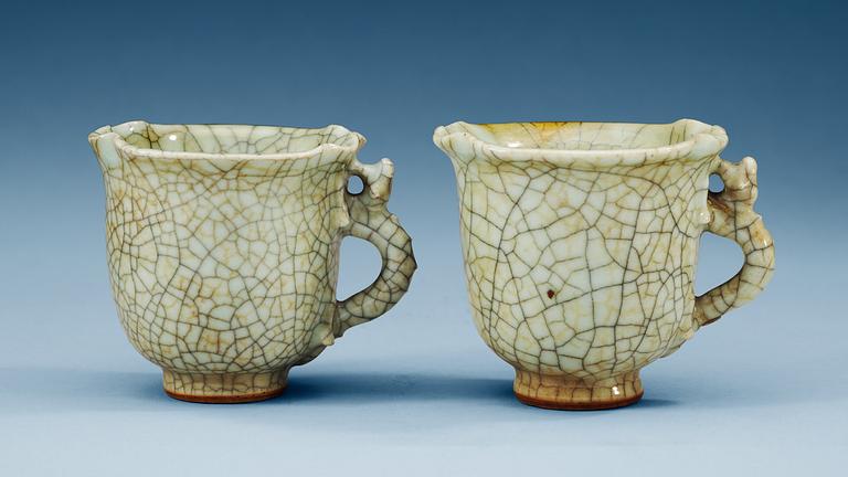A pair of ge-glazed cups, Qing dynasty.