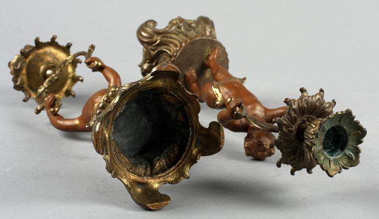 LJUSSTAKAR, ett par, brons, nyrokoko, omkring 1900.