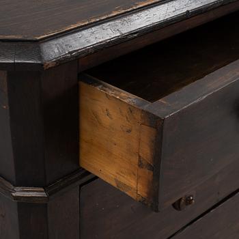 An end of the 19th Century chest of drawers.