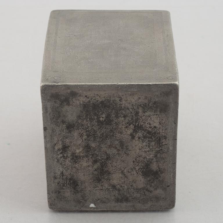 A Chinese pewter tea caddy, Qing dynasty, 19th century.