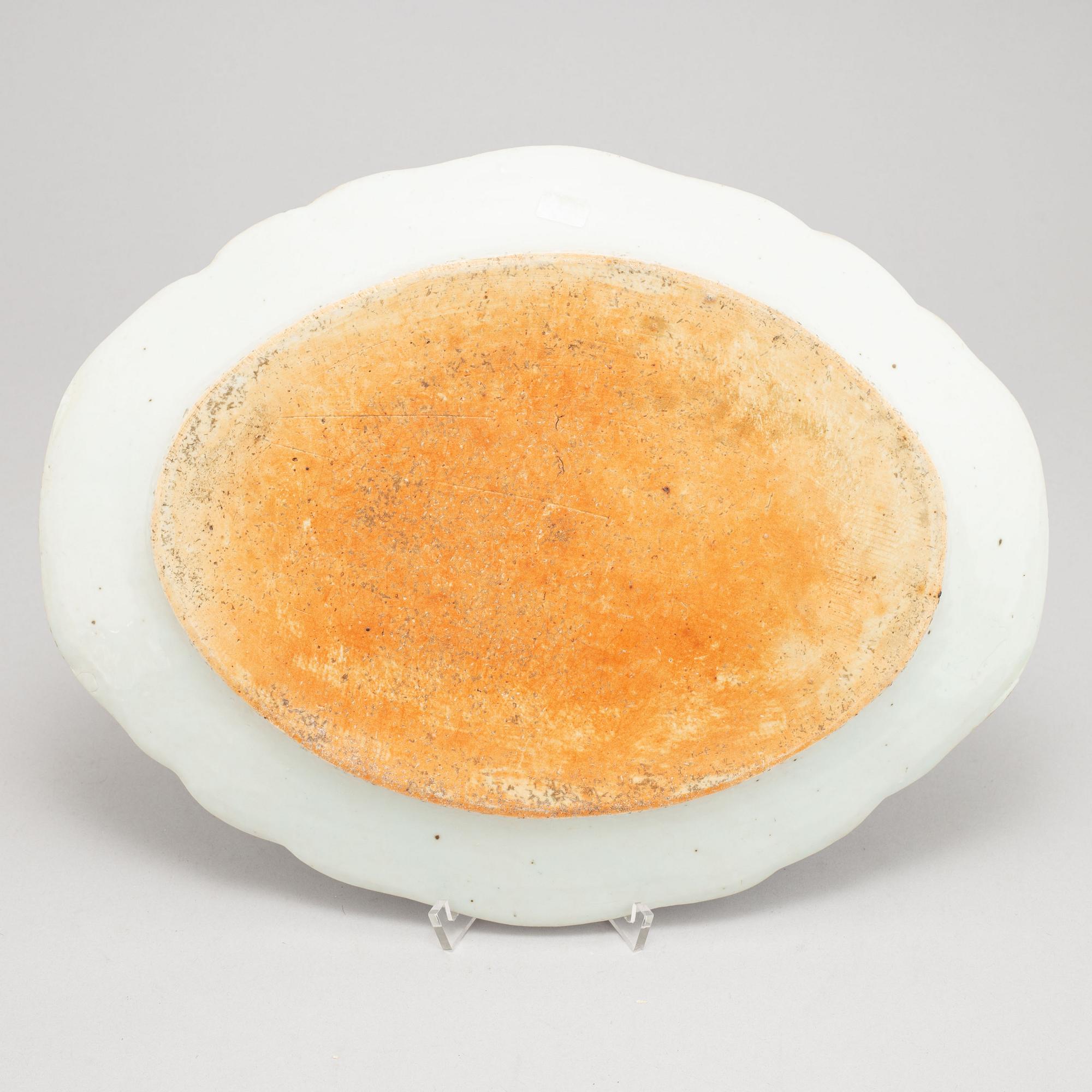 A blue and white serving dish, Qing dynasty, Qianlong (1736-95).