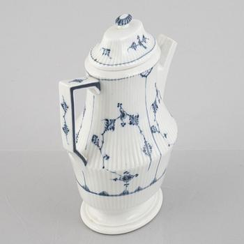 A 'Blue Fluted Plain' / 'Musselmalet rifflet' coffee pot, Royal Copenhagen, around 1800.