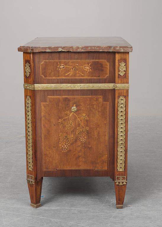 A Gustavian commode.