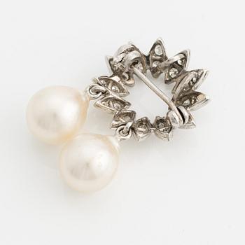Brooch/pendant in 18K white gold with octagon-cut diamonds and cultured drop-shaped pearls.