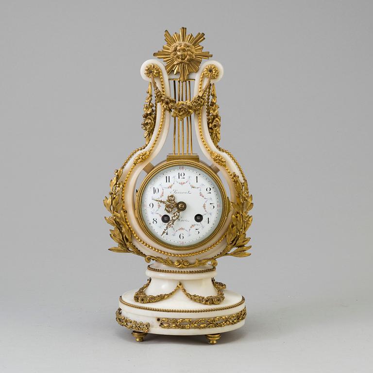 A FRENCH TABLE CLOCK, Louis XVI-style, first half of the 20th century.