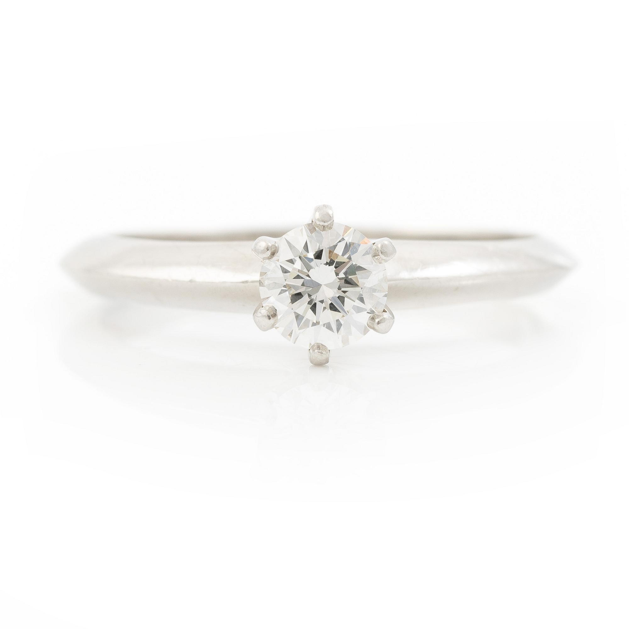 Tiffany & Co, ring, solitaire, platinum with a brilliant-cut diamond 0.41 ct. Marked Tiffany & Co. With certificate.