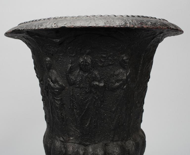 TRÄDGÅRDSURNOR, ett par, gjutjärn, märkta S:B. Empire, 1800-talets första hälft.