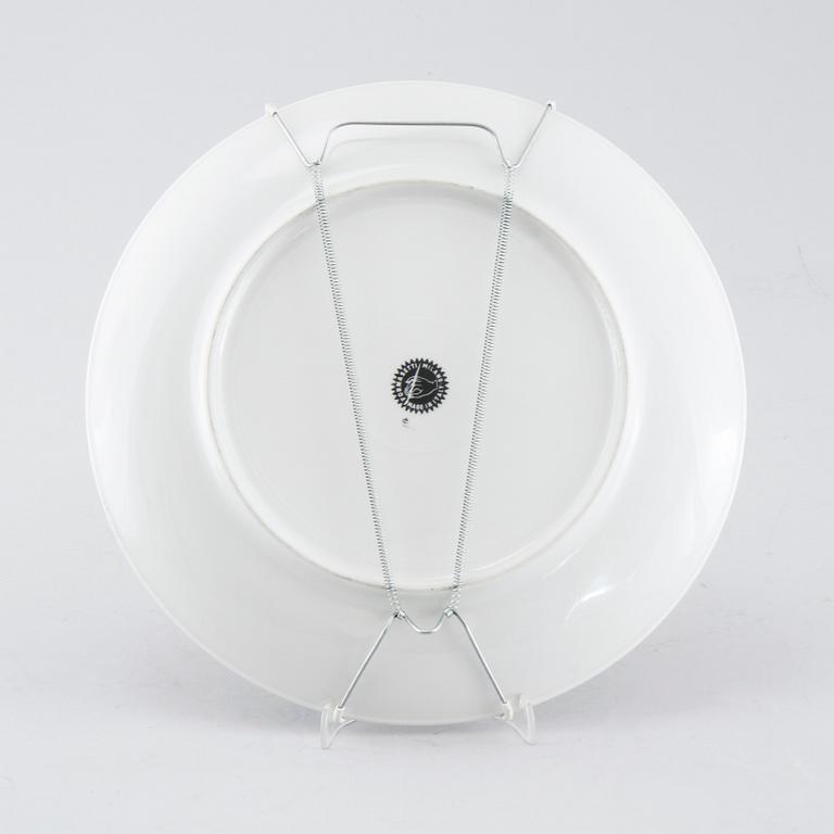 PIERO FORNASETTI, tallrik, "Oggetti Caccia", porslin, Milano, Italien, 1900-talets andra hälft.