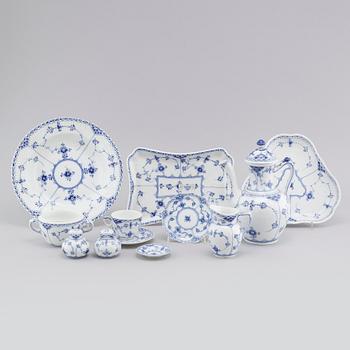 25 pieces of porcelain tableware from Royal Copenhagen, model "Musselmalet", 20th century.