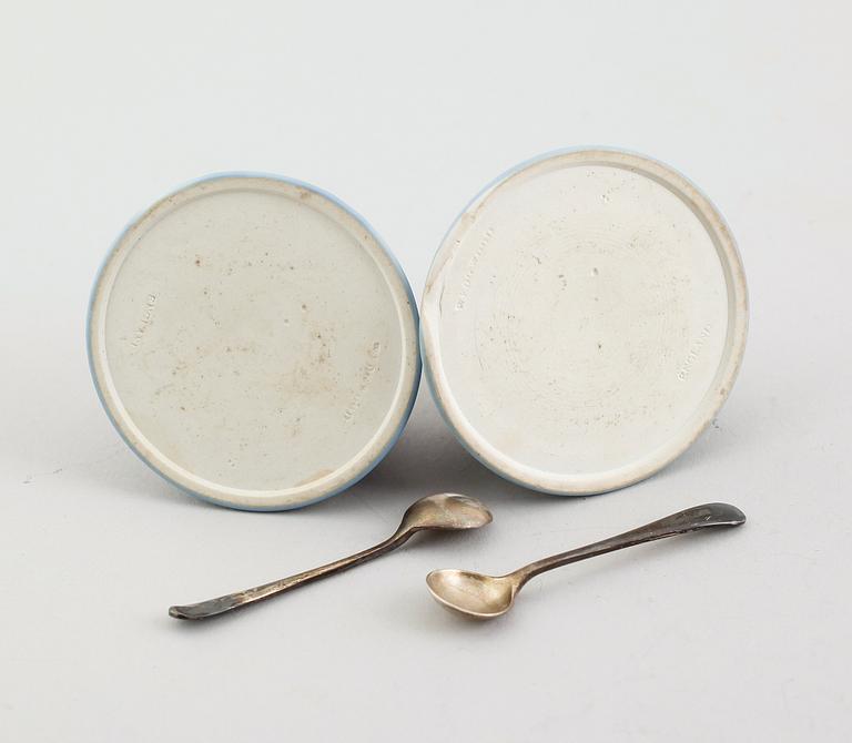 SALTKAR, 1 par, jasperware, Wedgwood, beslag av silver, Birmingham 1904 samt SALTSKEDAR, 1 par, silver, Sheffield 1929.