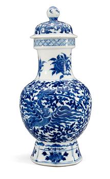 437. A blue and white vase with cover, Qing dynasty (1644-1912), with Kangxi´s six character mark.