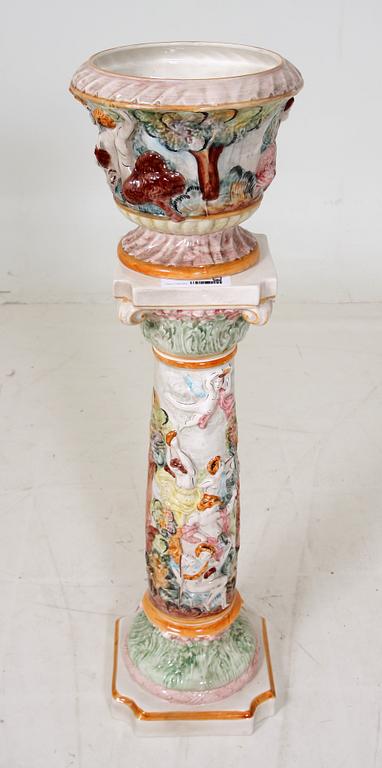 PIEDESTAL MED YTTERFODER, keramik Capo di Monte.