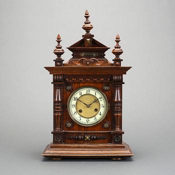 BORDSUR, nyrenässans. 1800-talets slut. Urverket märkt Junghans.