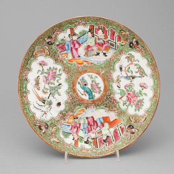 TALLRIKAR, 2 st samt VAS, porslin, Kanton, Kina,1800-tal.