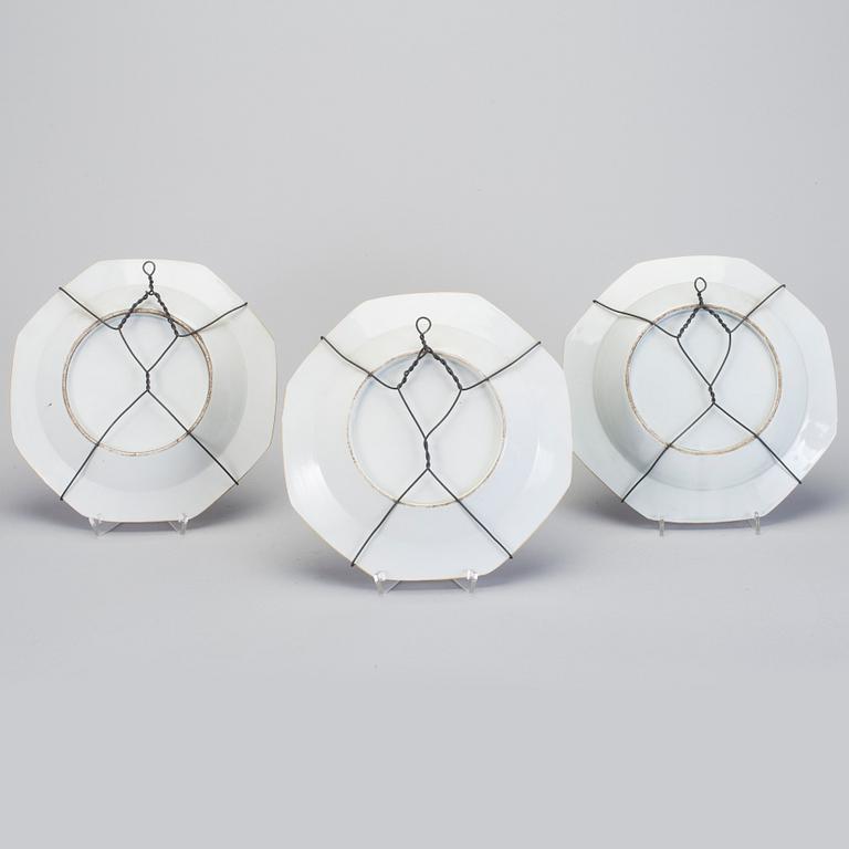 A set of three armorial dishes with the motto "Forward", Qing dynasty, Qinalong (1736-95).