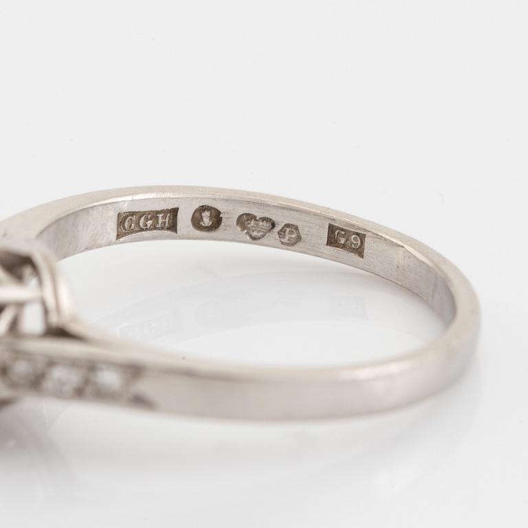 Platinum and old brilliant cut diamond ring, ca 1,75 ct.