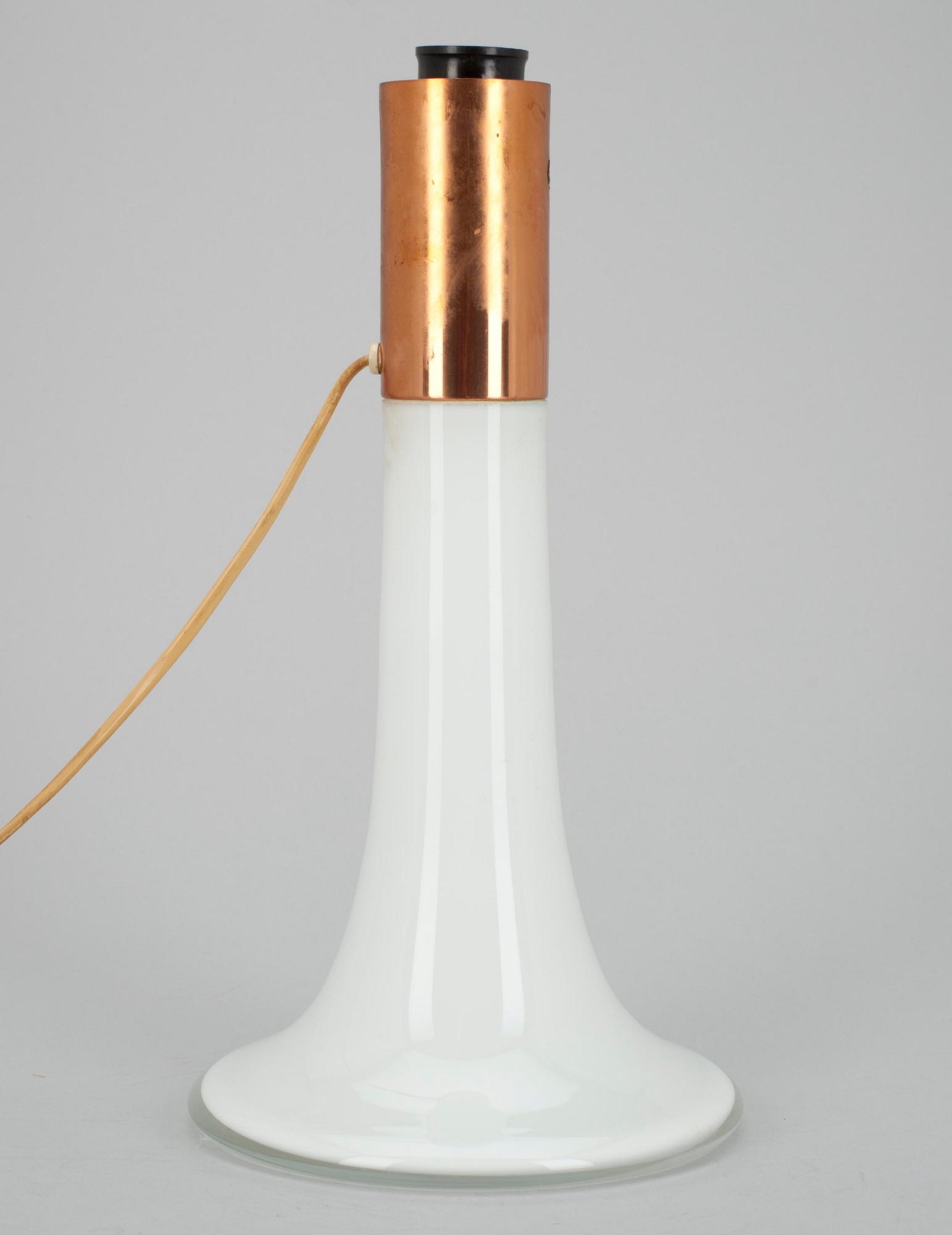 BORDSLAMPA, opalglas samt koppar, Lisa Johansson-Pape, 1900 talets senare hälft.