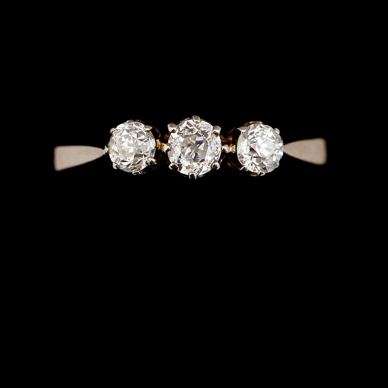 RING, 18K vitguld och gammalslipade diamanter tot ca 0.50 ct, svenska stämplar 1940.