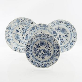 Service 89 pcs "Onion Pattern" Meissen, second half of the 20th century.