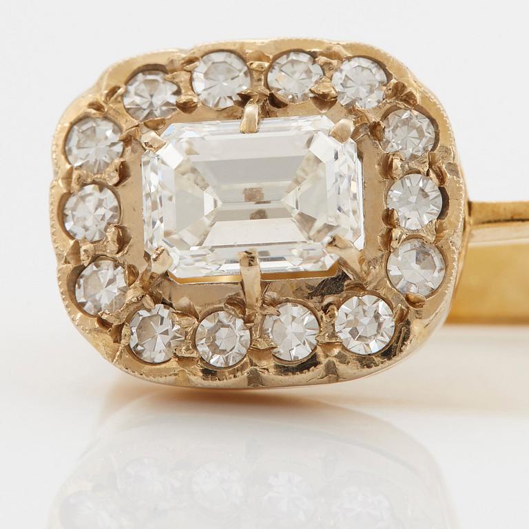 A pair of earrings in 18K gold set with emerald-cut diamonds.