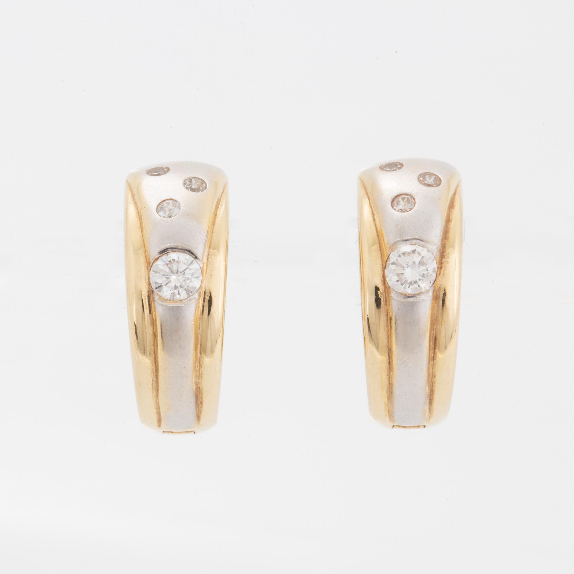 Örhängen, kreoler med briljantslipade diamanter.