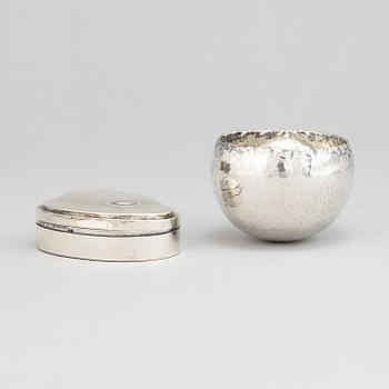 A Ray Urban silver tumbler and a 20th century parcel-gilt silver snuff box, with Swedish import marks.