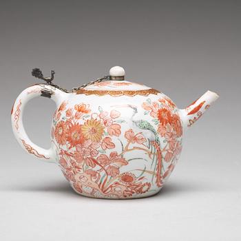 A rouge de fer tea pot, Qing dynasty, 18th Century.