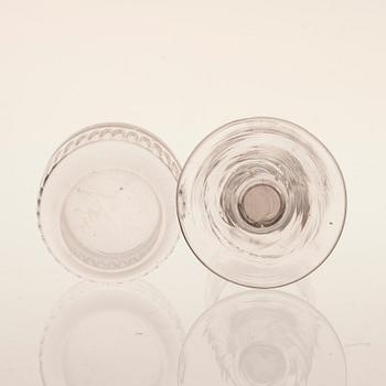 PARTI GLASFÖREMÅL, 5 delar, 1700/1800-tal.