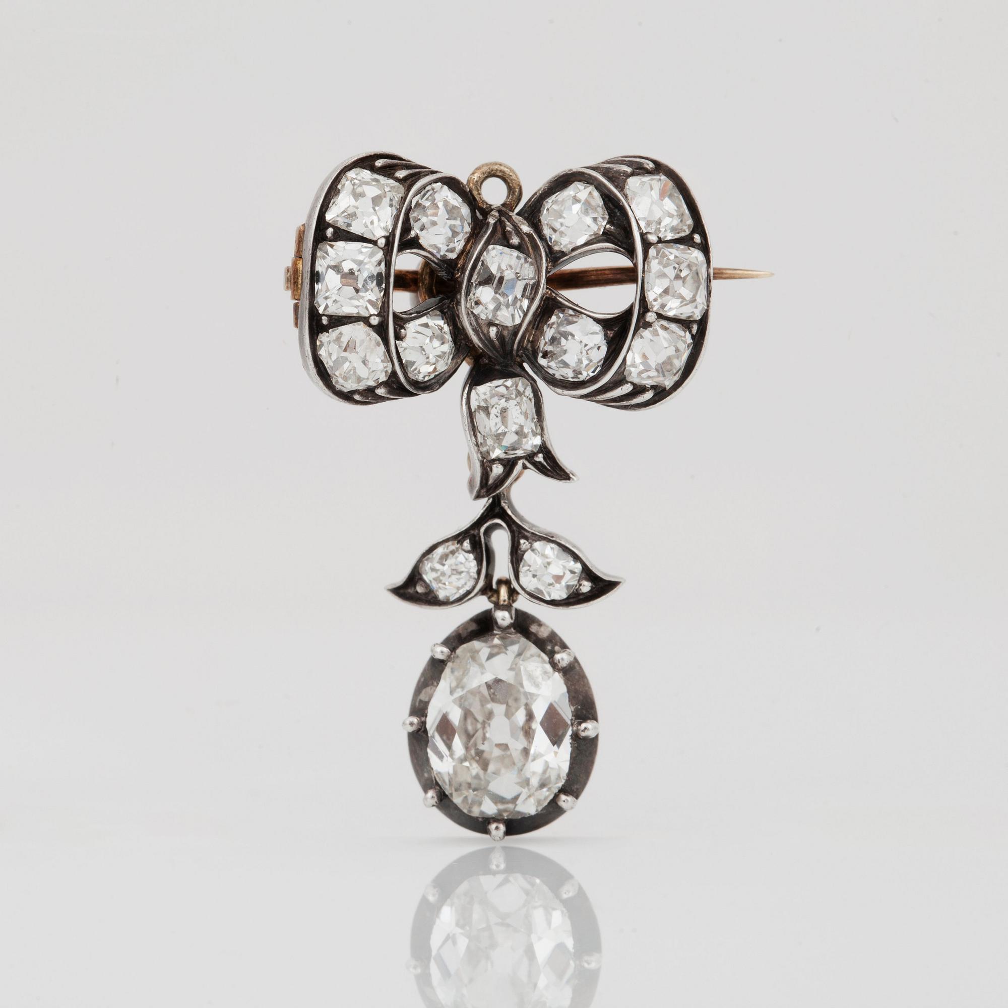 BROSCH/HÄNGE med gammalslipade diamanter totalt ca 16.00 ct.
