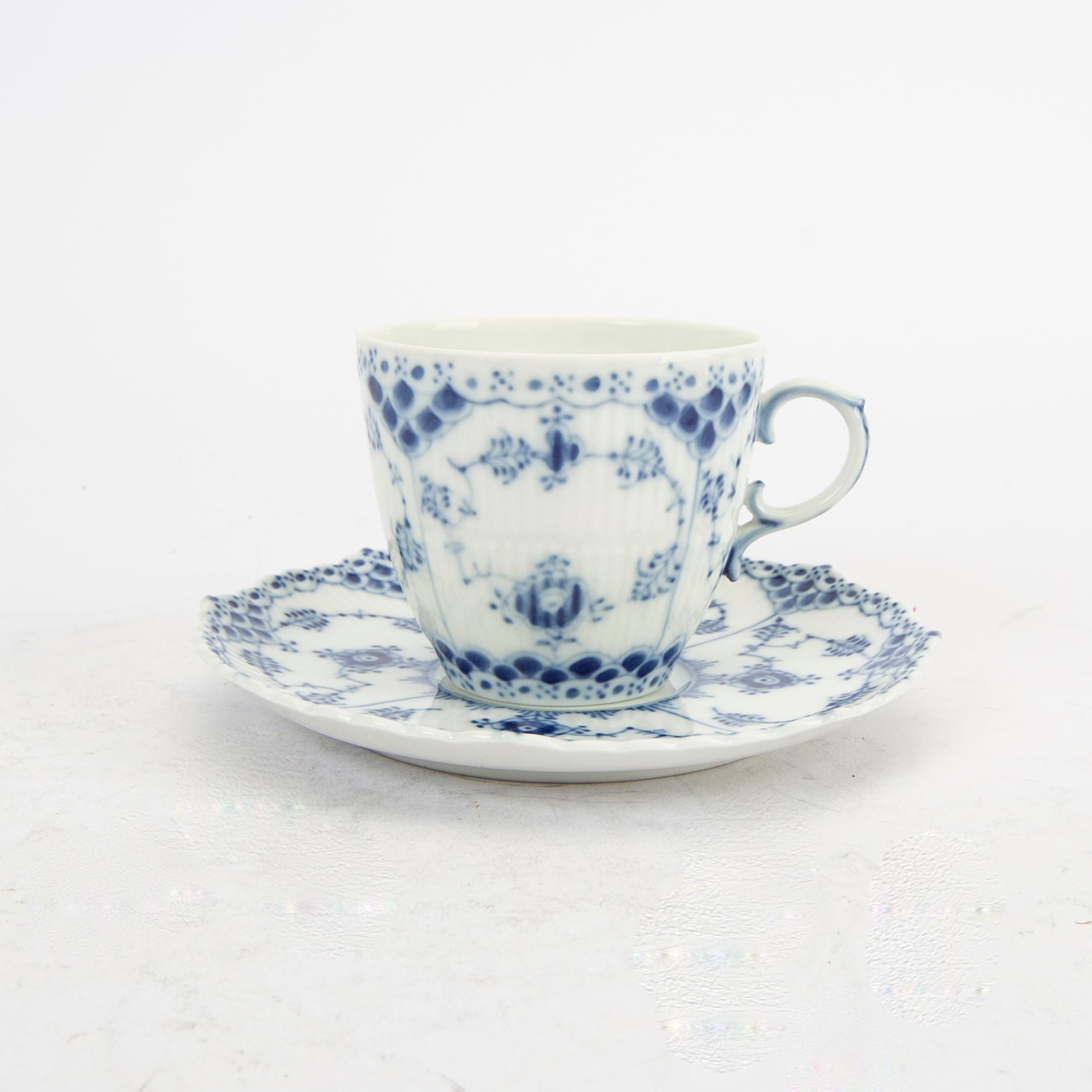 Service 45 dlr "Musselmalet" hel and halv blonde Royal Copenhagen Denmark porcelain.