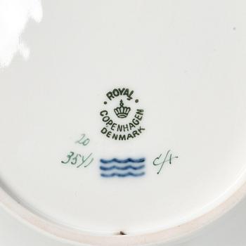 Saladierer, ett par, porslin. Royal Copenhagen, "Flora Danica", Danmark, 1900-tal.