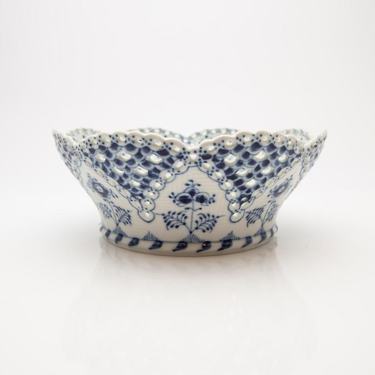 Fruit bowl / compote with underplate, porcelain, "Musselmalet helblond", Royal Copenhagen, model 1061 and 1062, 1966-1974.