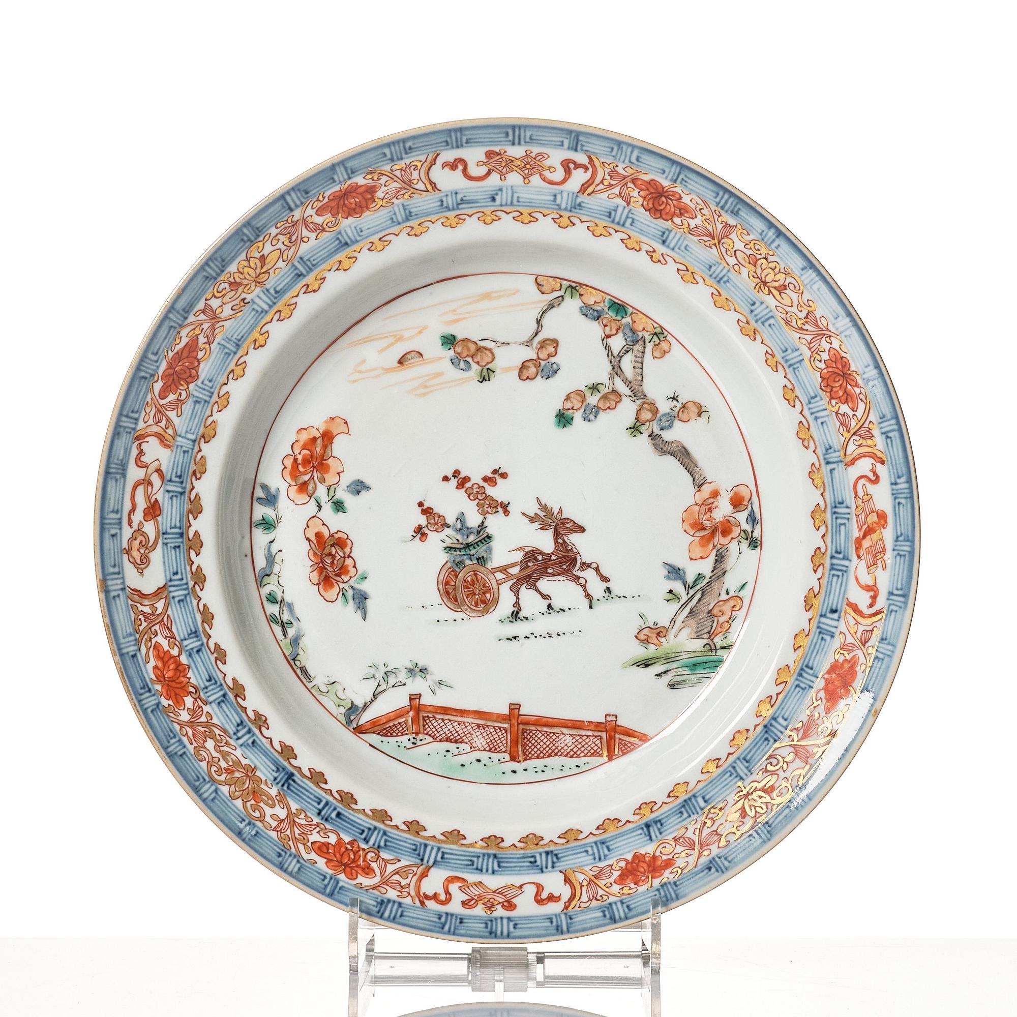An imari verte dish and plate, Qing dynasty, early 18th Century.