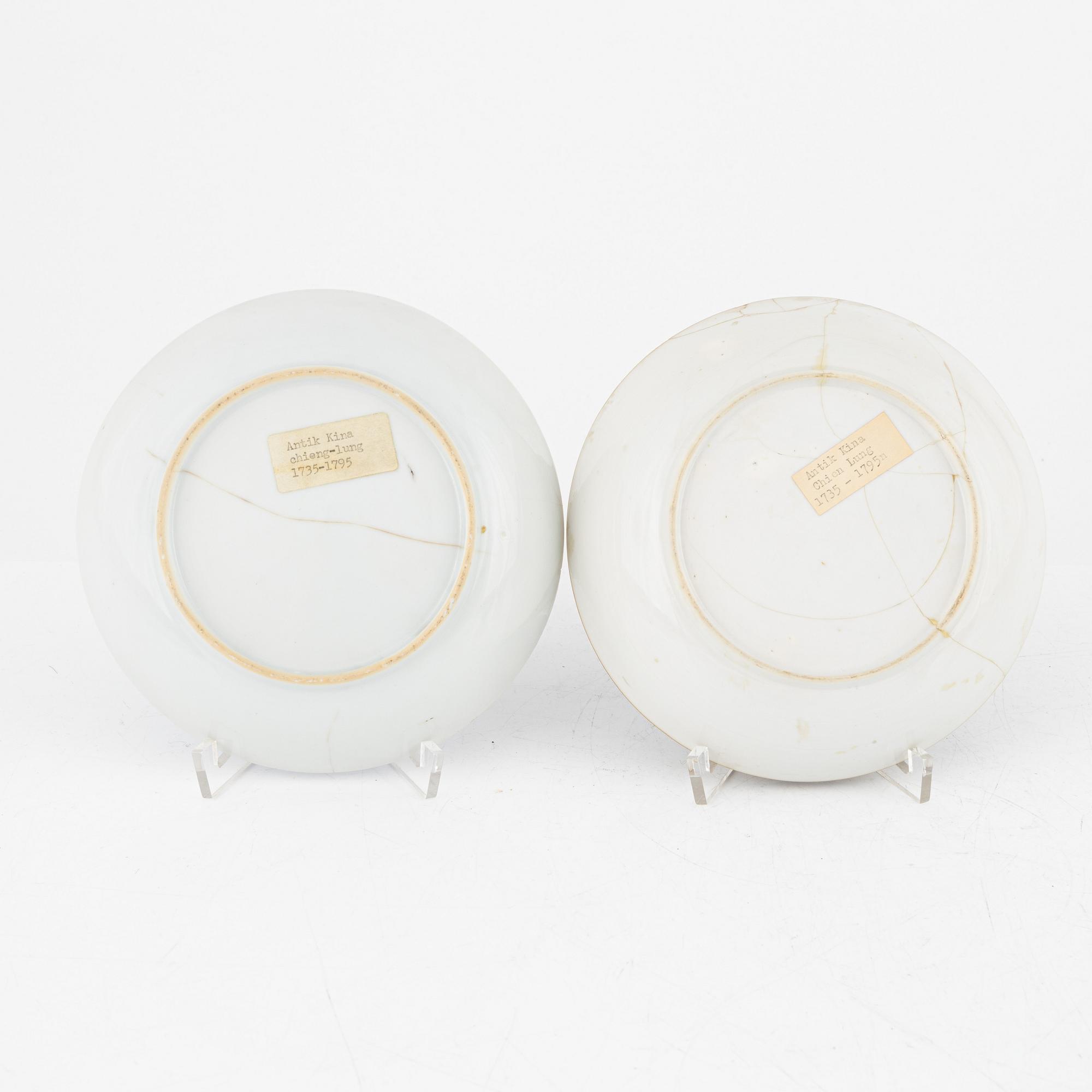 Skålfat, två stycken, tekoppar, två stycken samt kaffekopp och tre fat, porslin, Kina, Qingdynastin, 1700-tal.