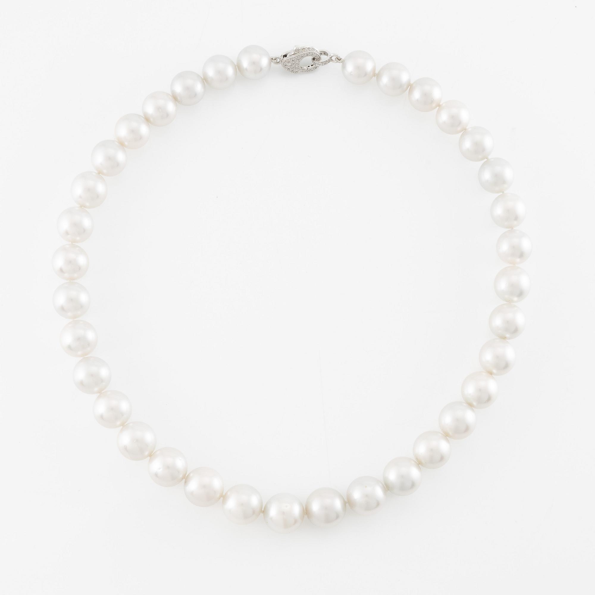 Necklace, with cultured South Sea pearls, clasp 14K white gold set with small brilliant-cut diamonds.