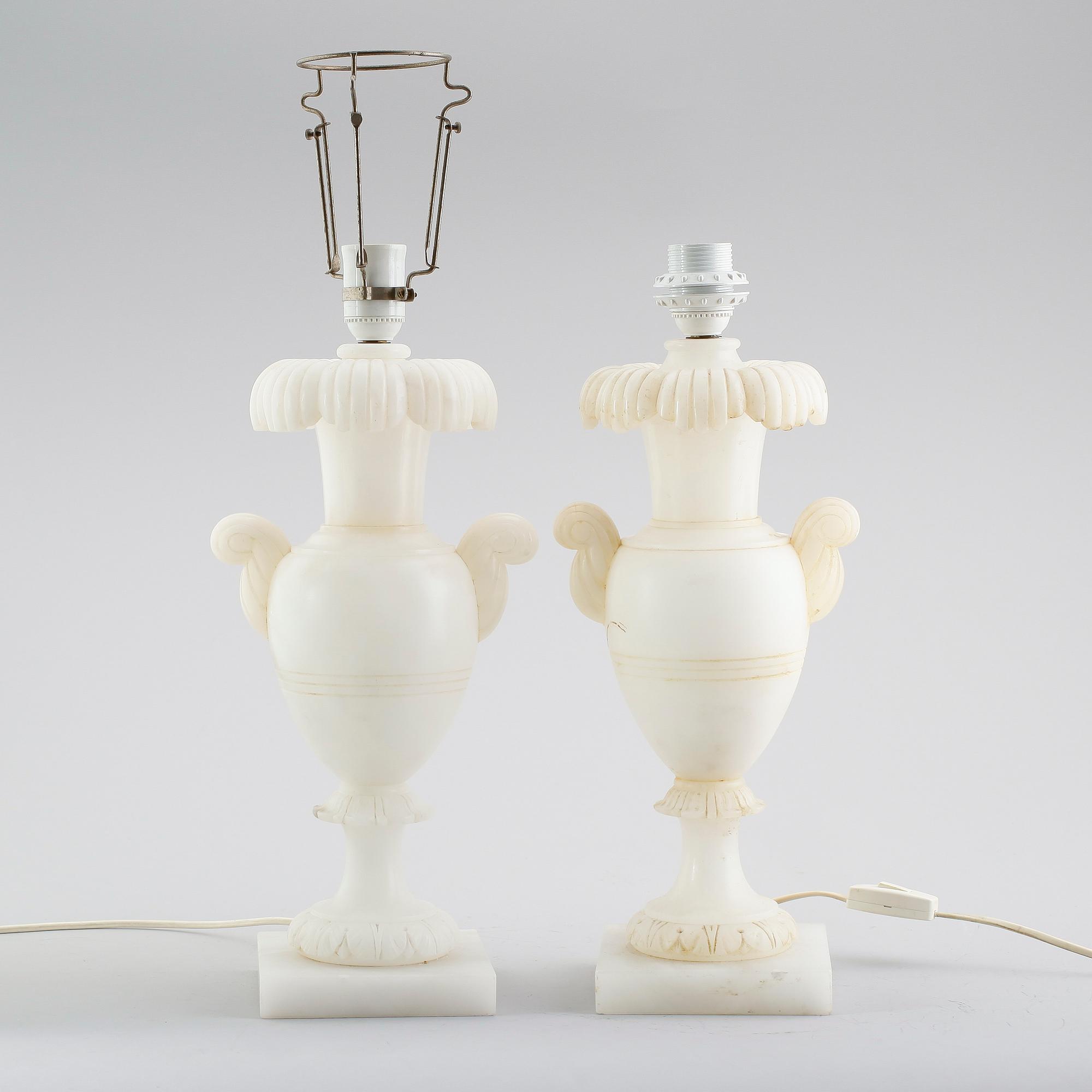 BORDSLAMPOR, 2 st snarlika, alabaster, 1900-talets första hälft.