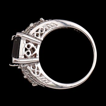 RING, sterlingsilver, granat ca 3.50 ct, vita safirer tot ca 0,40 ct.