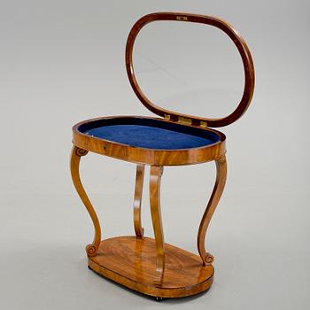 MONTERBORD, nyrokoko, 1800-talets andra hälft.