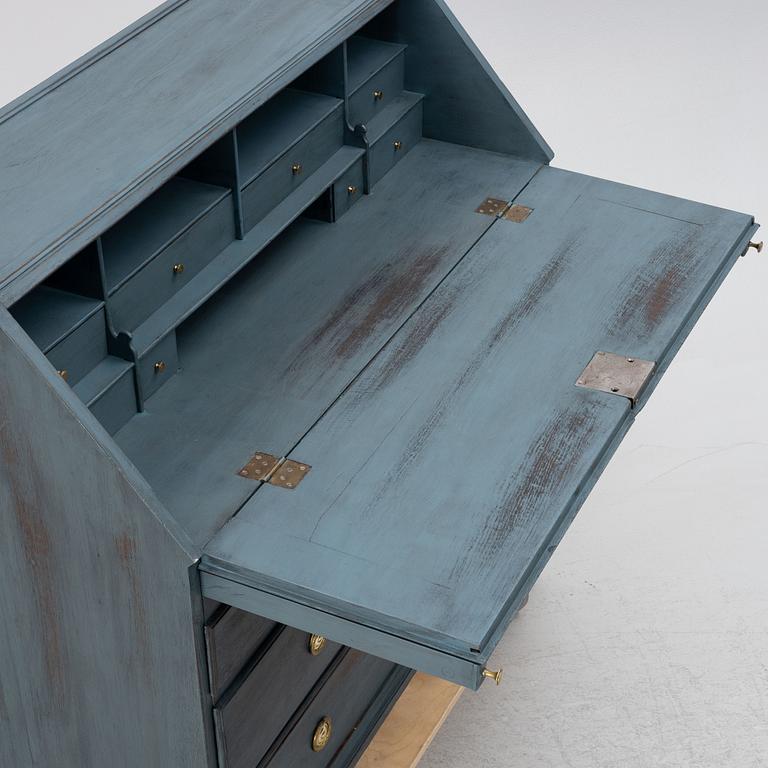 A secretaire, circa 1800.