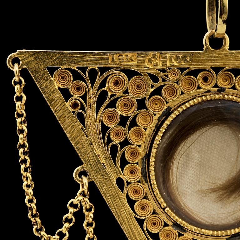 HÄNGE, 18k guld, Stockholm, empire. Vikt 20 g.