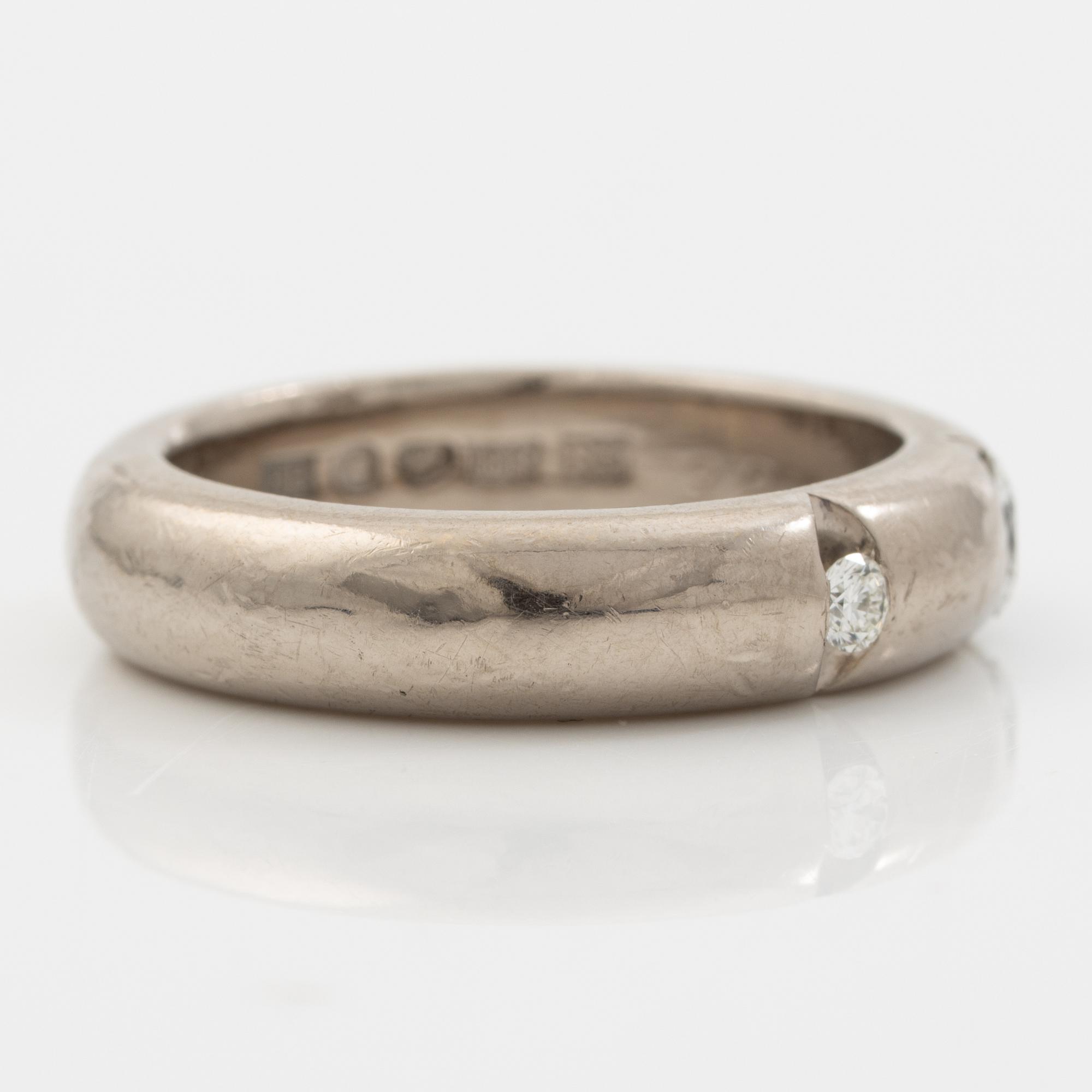 Ring 18K white gold with three round brilliant-cut diamonds, Engelbert.