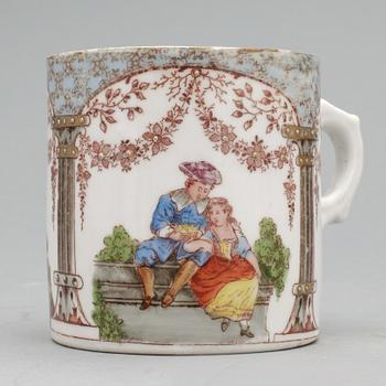 KRÖNINGSMUGGAR, 2 + 1 st, fajans, England, tidigt 1900-tal.