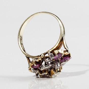 RING, 14K guld, rubiner samt diamanter. Vikt 5 g. 1900-talets mitt.
